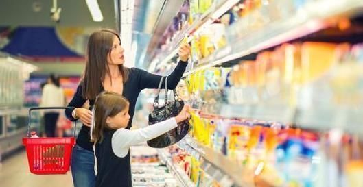 孩子|孩子逛超市口渴喝水,宝妈拿空瓶买单,结果被店员索赔10倍赔偿