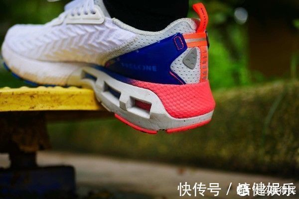 跑鞋 始于颜值,忠于品质:穿安德玛CLONE跑步七次后的心得