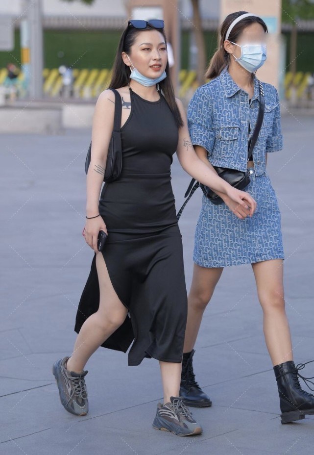 穿搭|黑色连衣长裙搭配开叉设计,背面的锁链更是成为了穿搭中的亮点