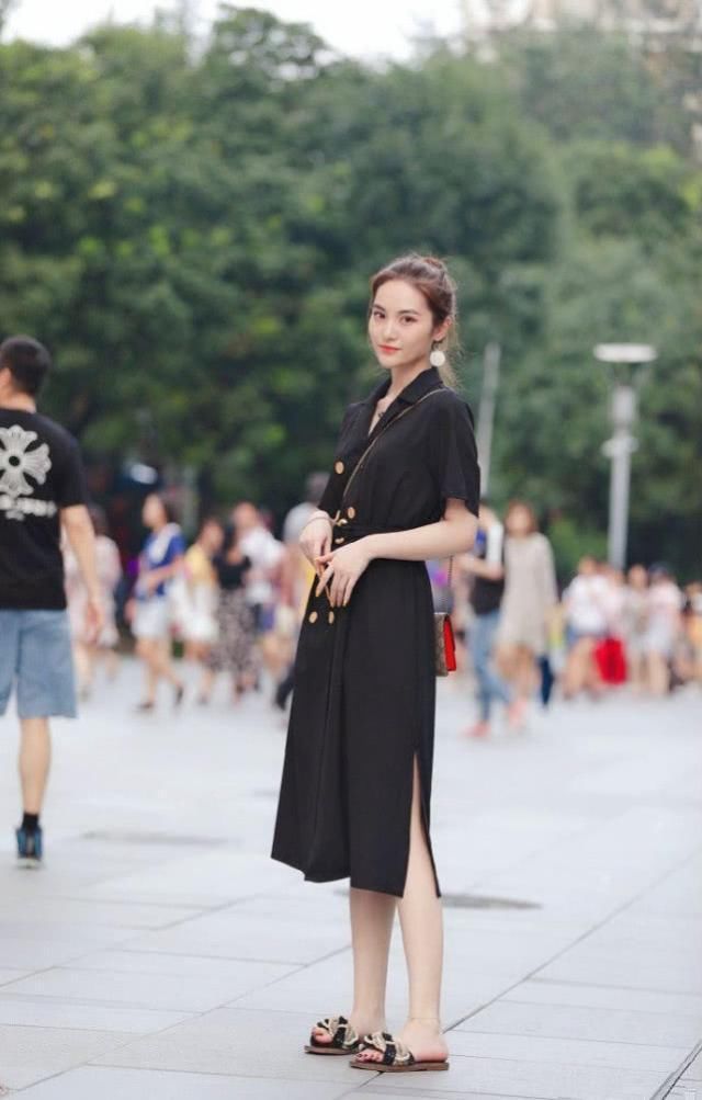 美女舒适又清新的连衣裙搭配，舒适美观很有都市丽人的感觉