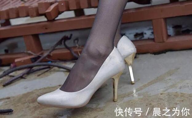脚型 -尖头高跟鞋,呈现出女人知性美,尽显女人风范!