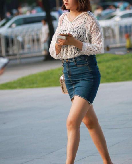 小姐姐 包臀裙+白T恤,简约不简单,时尚有活力