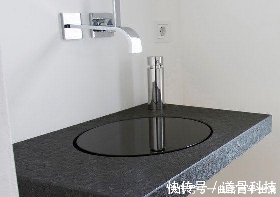 水龙头|这家人太聪明了,洗手台空无一物,排水全靠1条缝,太赞了