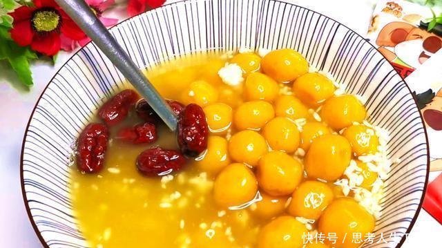 南瓜别做南瓜饼了，加一碗糯米粉，不煎也不炸，出锅连汤都不剩