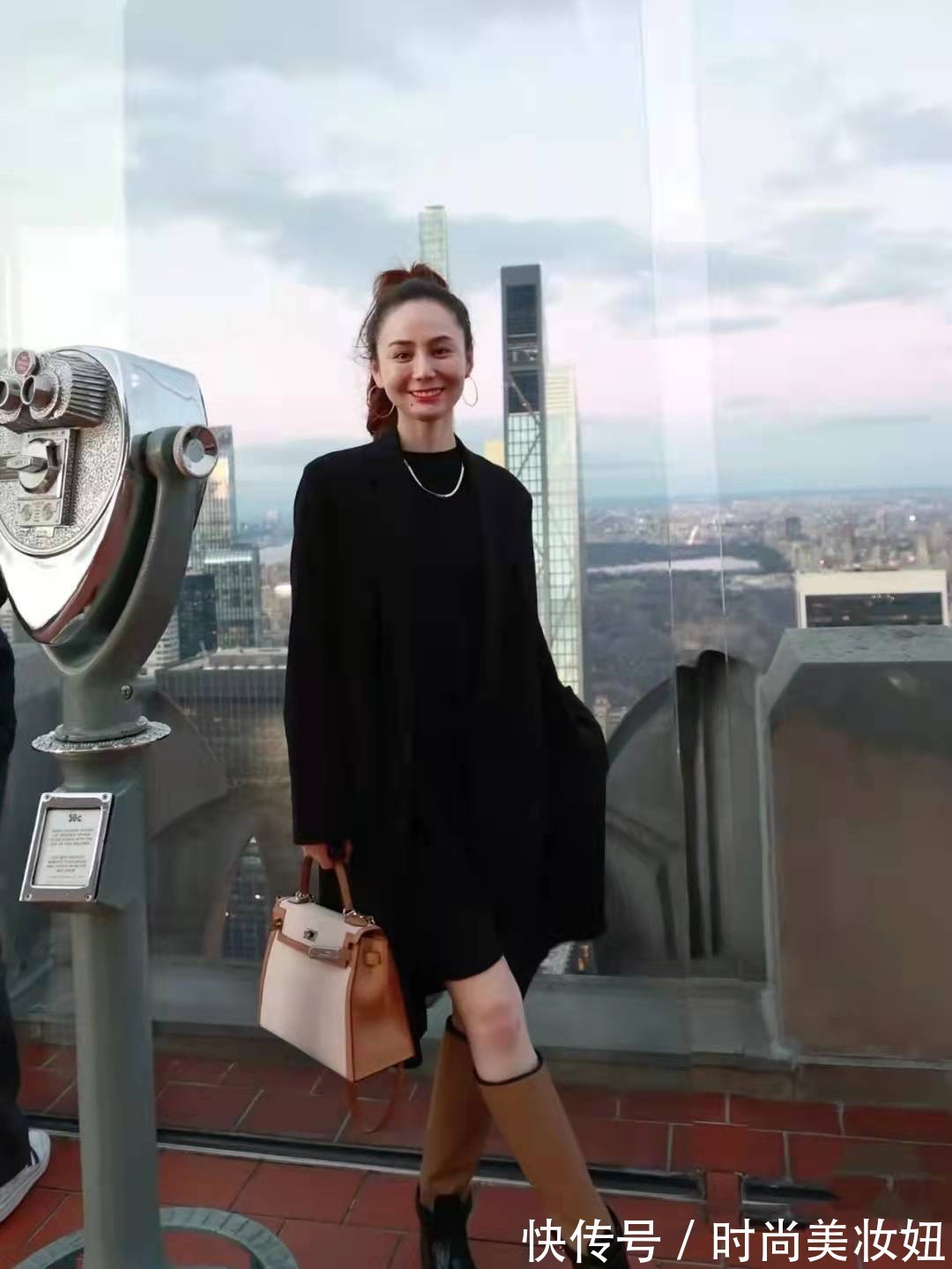 百搭|新年有这件黑大衣就够,显气质又百搭,普通人都能穿出高级感