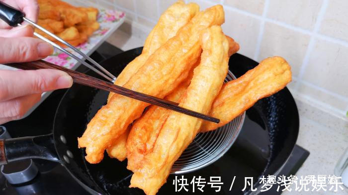 做法|炸油条时，有人加鸡蛋，有人加泡打粉，其实都不对，教你正确做法