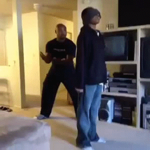 |搞笑GIF:本来想给女友一个惊喜 没想到中间出了点意外