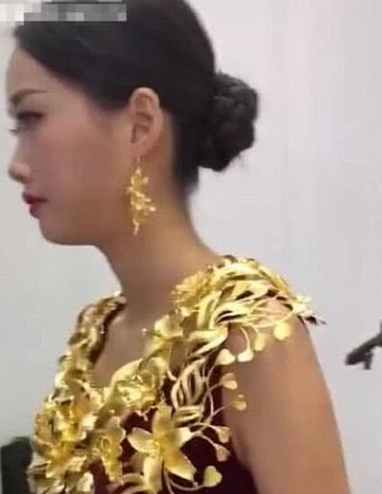 黄金首饰|“最霸气新娘”火了,嫌弃黄金俗气直接穿“金衣”:有钱任性