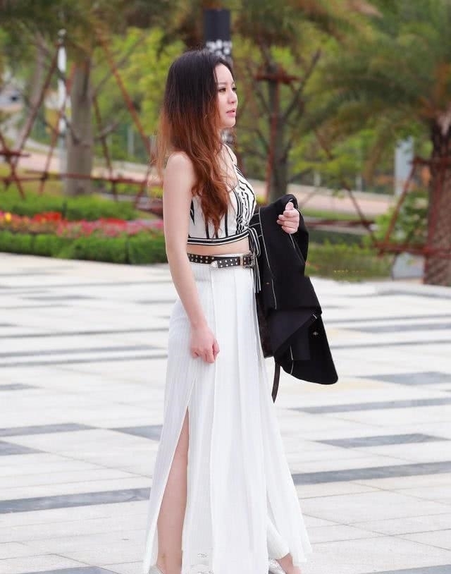 街拍偶遇身穿白色裙子的窈窕淑女, 曲线玲珑身材，高挑又美丽