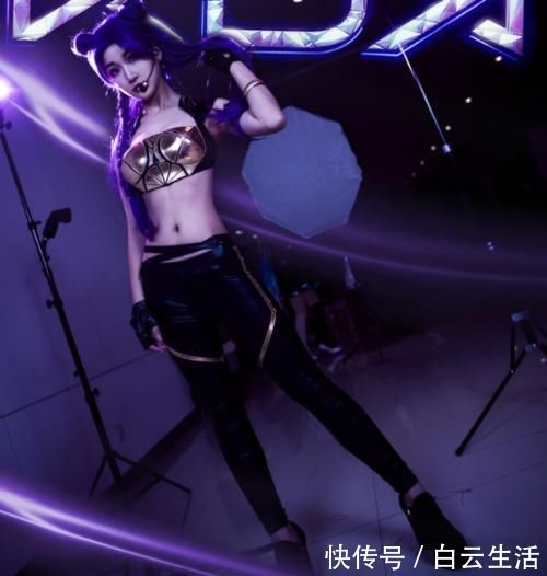 身材|女高中生cos卡莎,为了秀身材挑战“内衣外穿”,简直不要太美