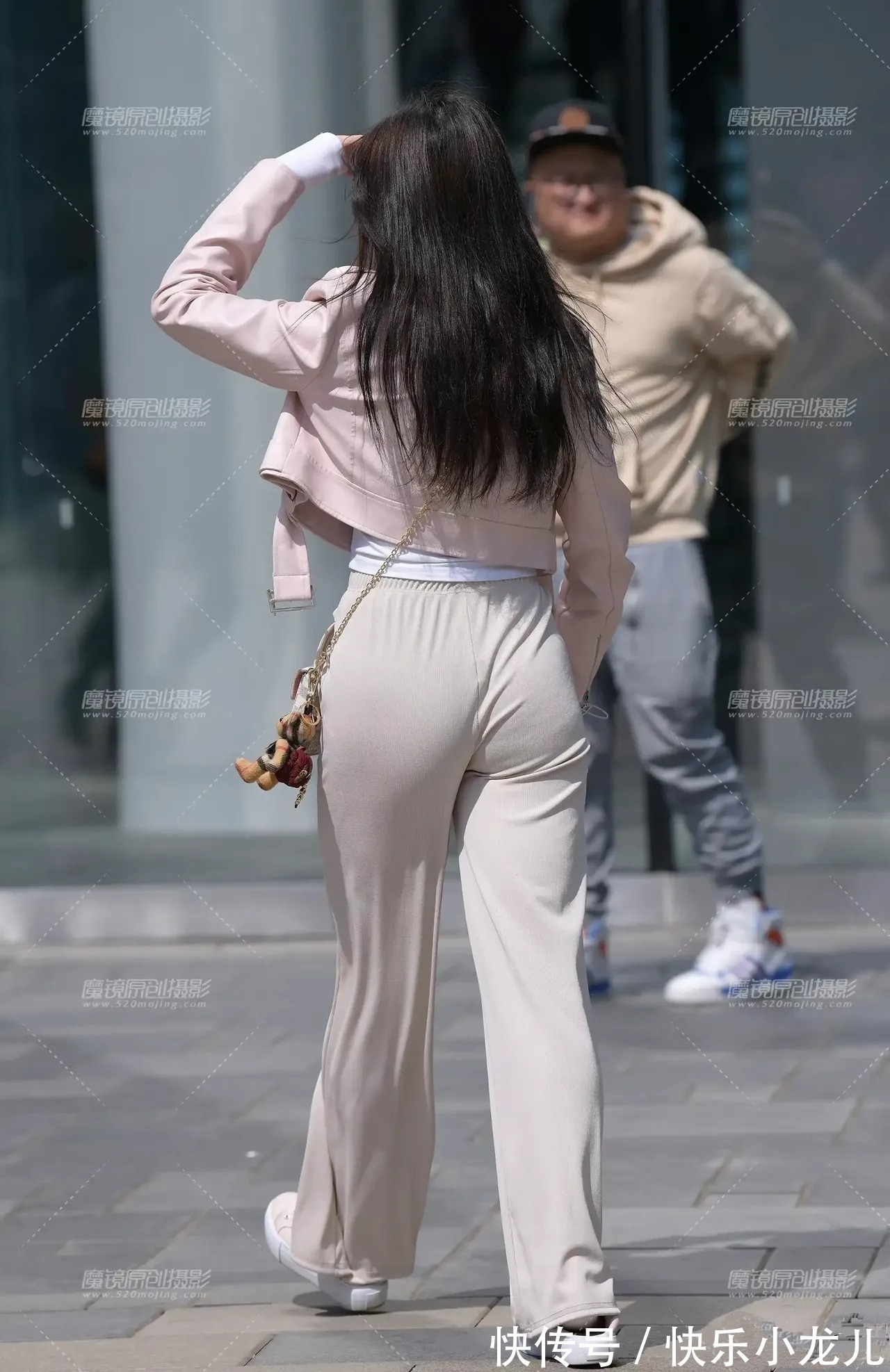 系带 白色T恤外搭粉色小风衣,搭配系带直筒裤,时髦帅气又舒适修身