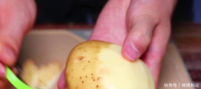 土豆丝里打两个鸡蛋,没想到这么好吃,我家一周做3次!