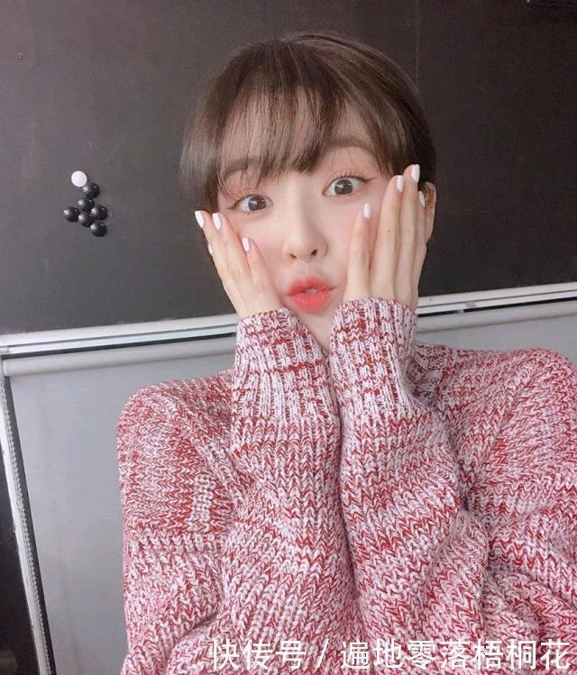 重返|裴珠泫也会撞脸，穿毛衣露脚踝，扎马尾重返18岁