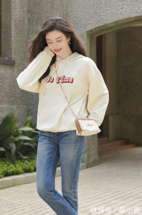 牛仔裤 卫衣才是春季的搭配王者,配裤子、裙子都超美,轻松远离老土感