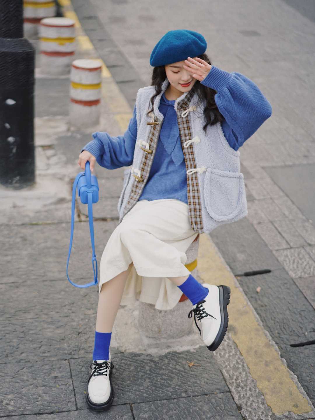 针织开衫 克莱因蓝不好配色?黑白红是标配,棕色米灰也可以“炒”一下CP