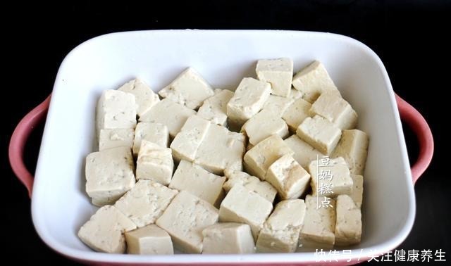 冷天,豆腐和鸡蛋一起蒸,简单又营养,孩子连吃2碗米饭