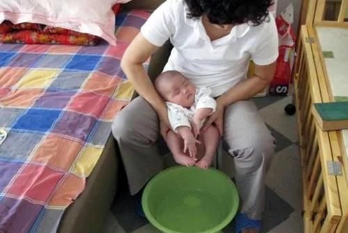 家长|儿科医生:“新型把尿”正毁掉孩子排便系统,年轻家长却前赴后继