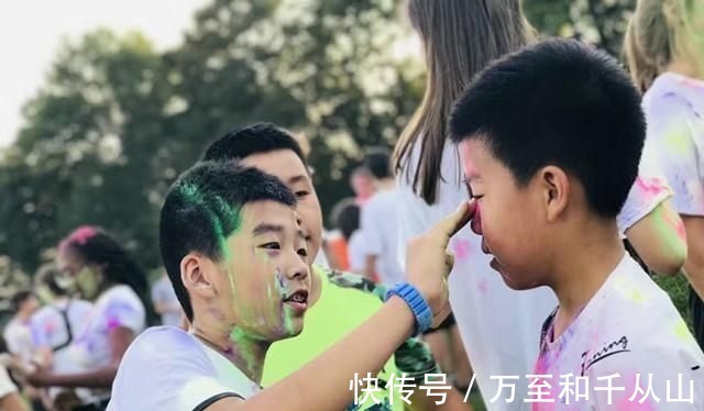 孩子|骗人生儿子系列,宝妈在家遇蟑螂,娃一手拿奶瓶一手拿拖鞋帮忙