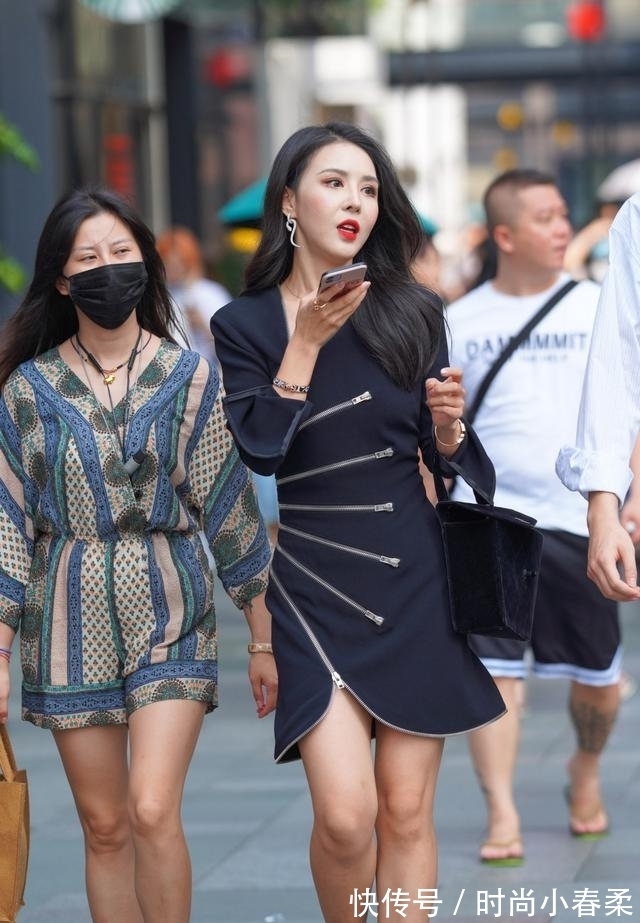 连衣裙 简约风格的藏青色连衣裙,加上六条拉链做装饰,精致又颇具正式感