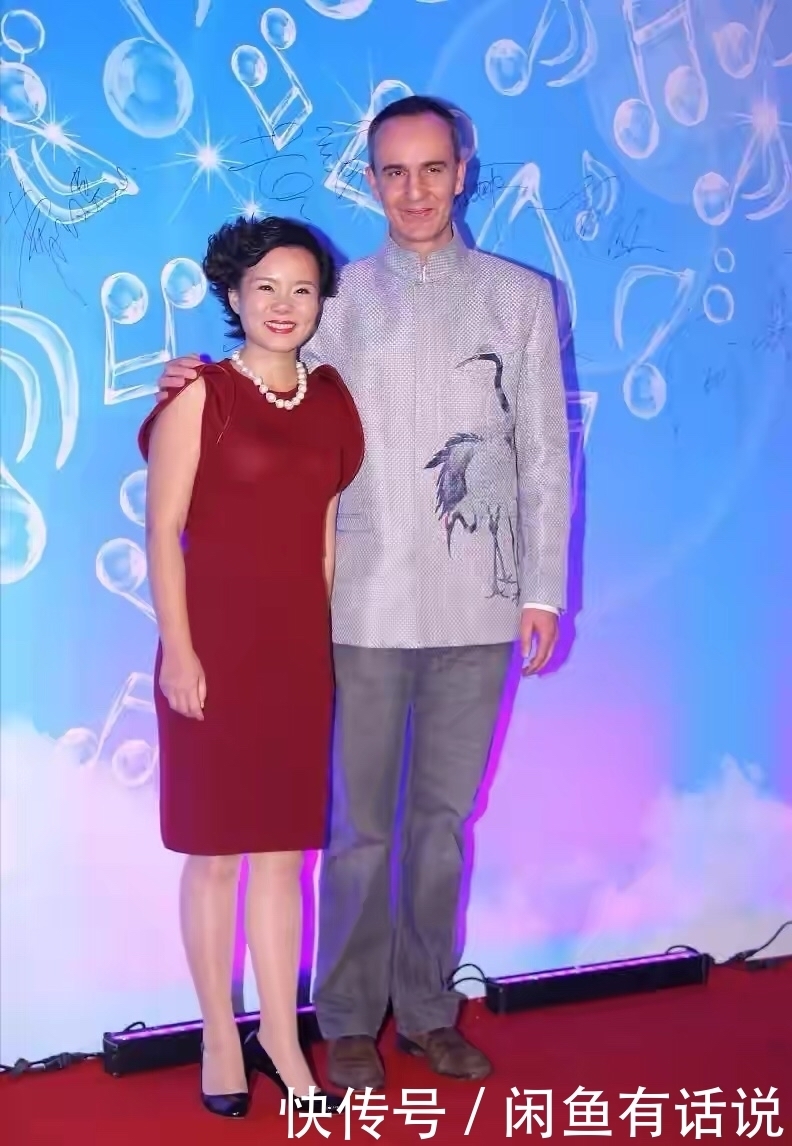 配饰|龚琳娜与外国老公同框,一身白衣黑裤难得洋气,却被发型拖了后腿