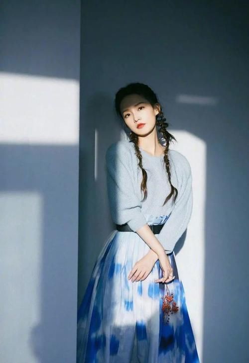 麻花辫|美女小姐姐优雅大方，麻花辫配文艺风长裙，宛如画中人