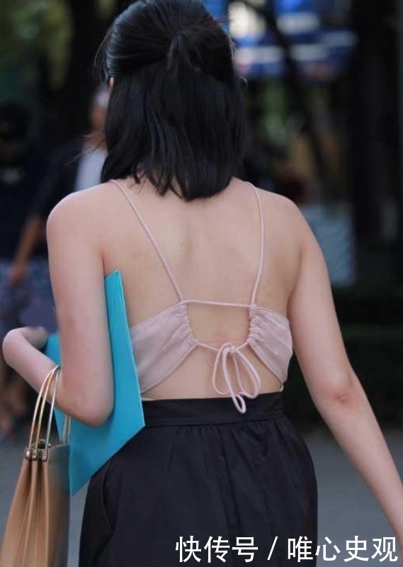 颜值|街拍美女:高颜值女神时尚装扮有亮点,小吊带藏不住好身材