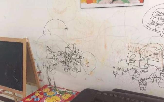 口红|“画家宝宝”趁妈妈睡觉，用口红在她腿上作画，网友：三天没打了