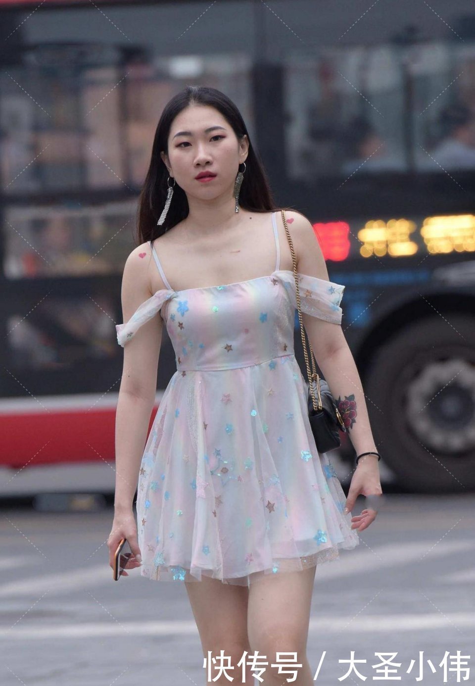 美女街拍：微胖才是女生最美的状态吧！男生都喜欢这种类型吗？我是很喜欢