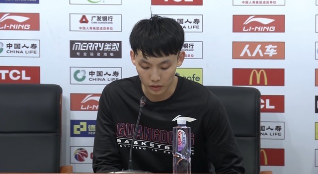 篮板球|26分惨败!杜锋承认轻敌,徐杰像认错的学生,00后小将赛季报销