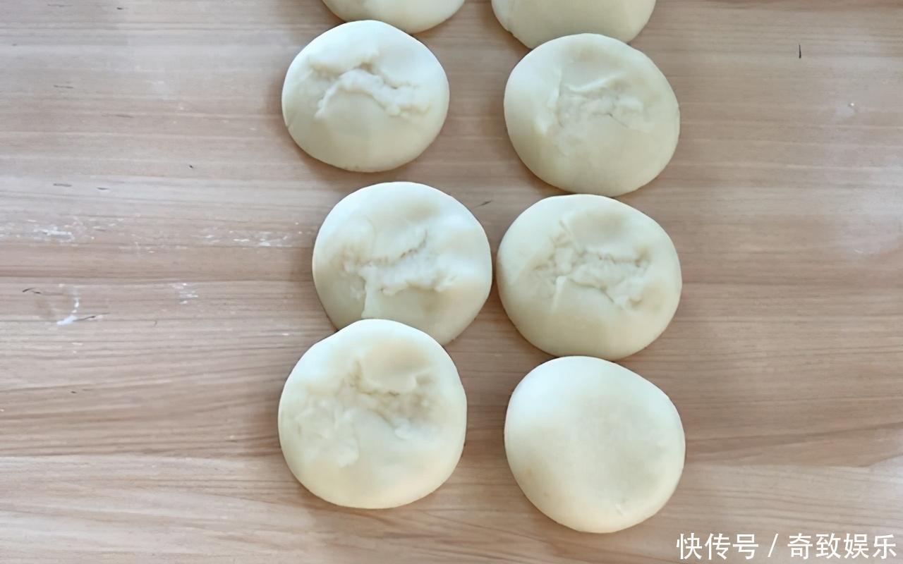  开水里加一碗面粉，搅一搅，搓一搓，一会就做出一锅小点心