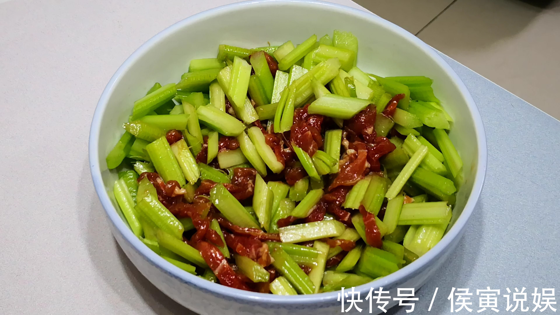 肉丝|炒芹菜，记住“3要点”，炒出的芹菜脆嫩爽口味道正，好吃不塞牙