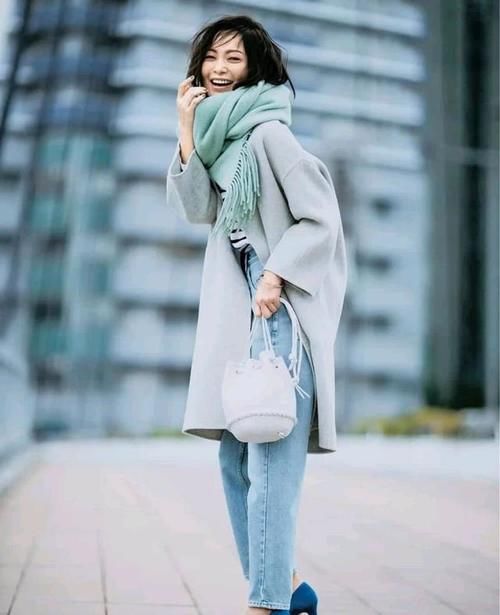 50岁左右的女人，建议多穿灰色大衣，学日本博主这样搭，才好看