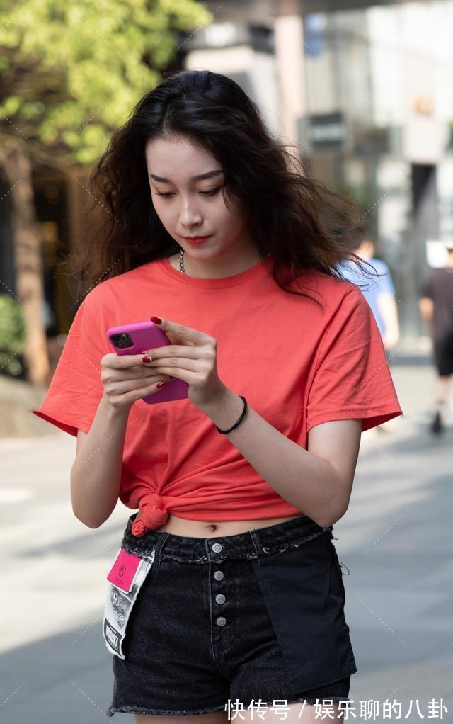 美女|美女搭配轻松，显得年轻，配上衬衣看上去非常清爽