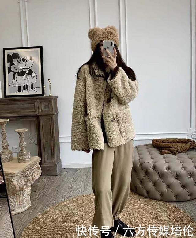 羽绒服|羽绒服穿腻了?试试这件短款羊羔毛外套,配这3种下装,更时髦!