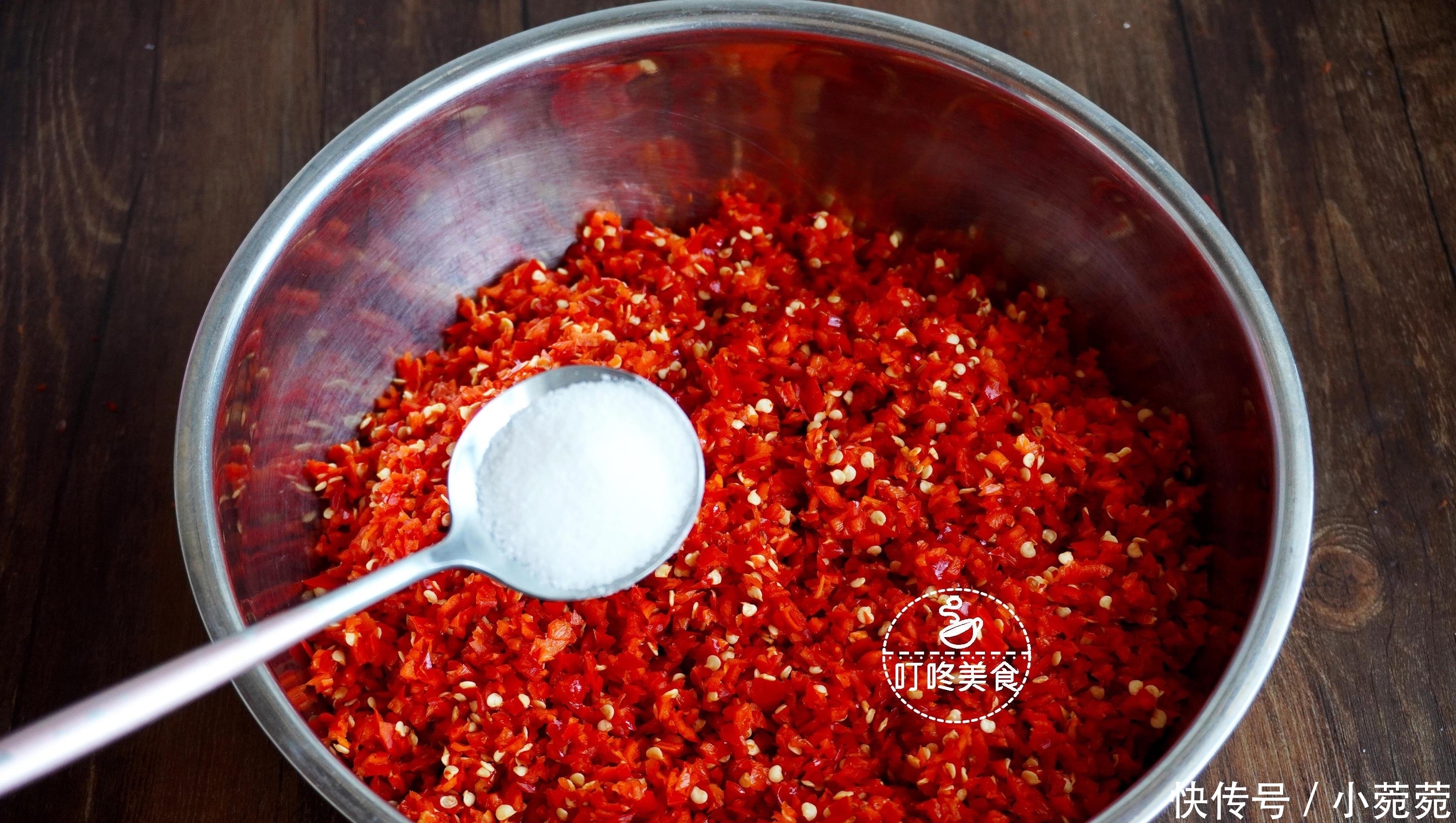 想吃辣椒酱不用买,自己做超简单,香辣又下饭,做一次能吃一年