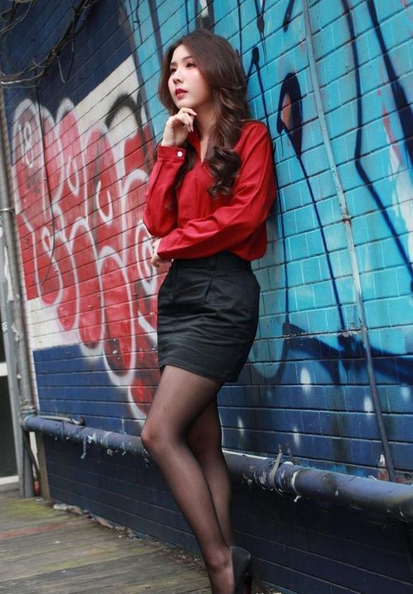 穿搭 红色衬衫搭配黑色包臀裙,优雅又知性,绽放女性魅力