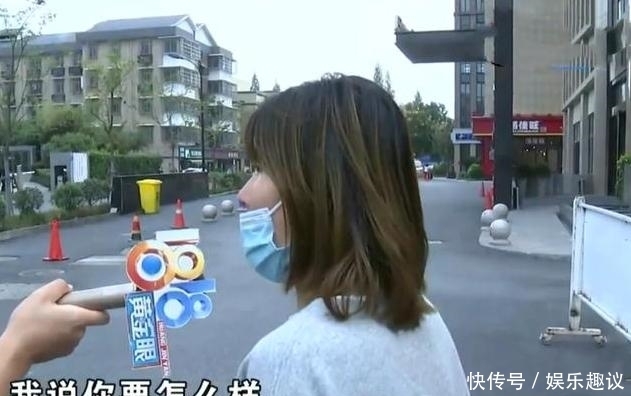 将车开走|女子违停坐地上不起来,保安把她给打了?女司机:就停几分钟