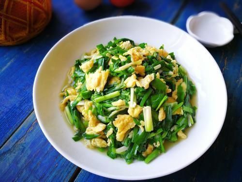 学会这样做酸辣炒韭菜,色泽诱人且香味扑鼻,让人垂涎不止