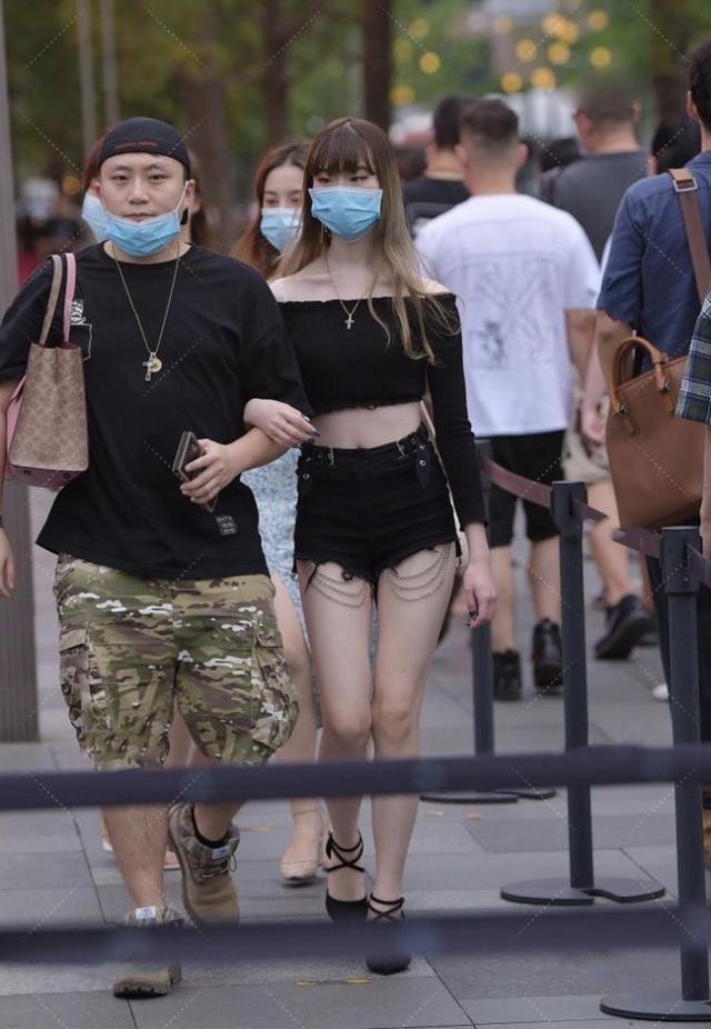 脐衫|路人街拍，露脐衫真的太流行了，提高腰线，显高显瘦