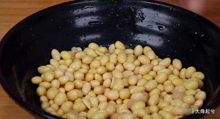 黄豆别再打豆浆了，试试一种做法，吃一次忘不了，给肉都不换