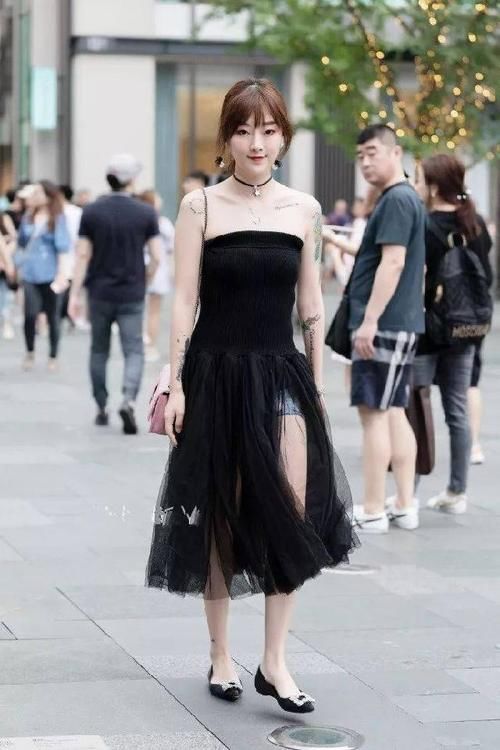 搭配|美女搭配一双黑色的小高跟鞋穿出去回头率满满,又非常的新潮时尚