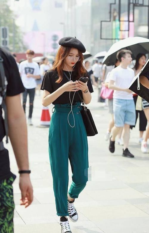 姑娘穿|街拍:黑色无袖上衣搭红色格子半身裙,这一身穿搭有一些小性感