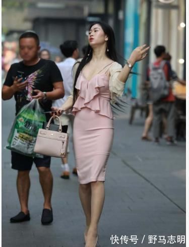 吊带裙|美女穿搭:粉色吊带裙搭配短款开衫, 优雅大气, 气质感十足