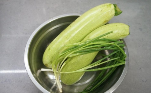 要想西葫芦包饺子不出汤,记住这个窍门,包什么馅都不会失手!