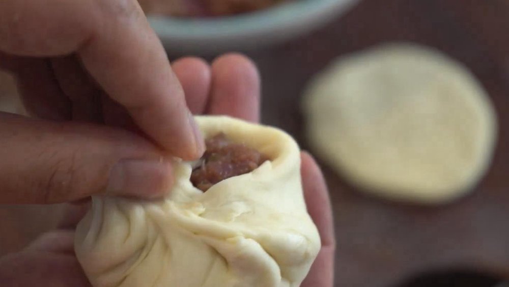 新疆酥皮烤包子,外皮酥脆味道鲜美,咬一口满满都是肉,太攒劲了