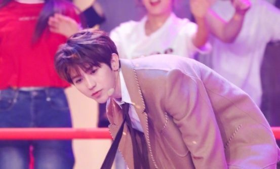 偶像练习生|蔡徐坤上《快本》,尖叫女粉丝意外走红,自拍照判若两人