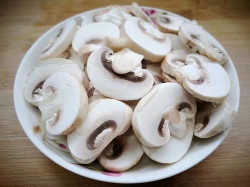 这菜是唯一含维生素D的蔬菜,虽然贵但营养极高,老人小孩都爱吃