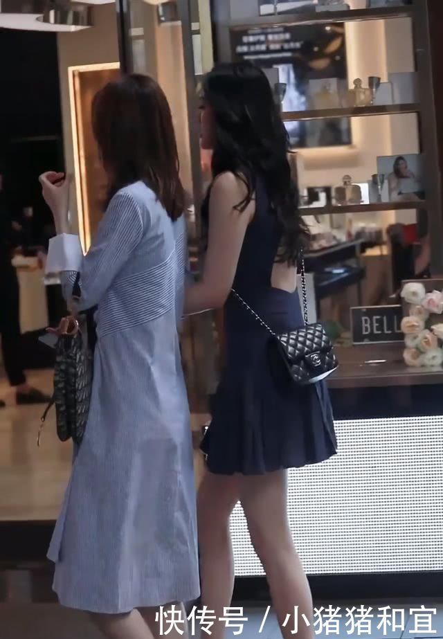 街拍从正面看我选右边的妹子,因为瘦,但是看后面她闺蜜稳赢