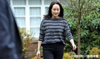 条纹|孟晚舟穿衣太有技巧,条纹衫搭修身西装裤,不“扮嫩”也不显老气