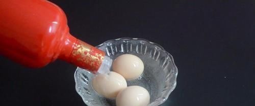 把鸡蛋放白酒里泡一泡，作用真厉害，解决了很多人的困扰，太实用了